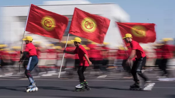 Бишкектеги Ала-Тоо аянтында желек көтөргөн балдар. Архив - Sputnik Кыргызстан