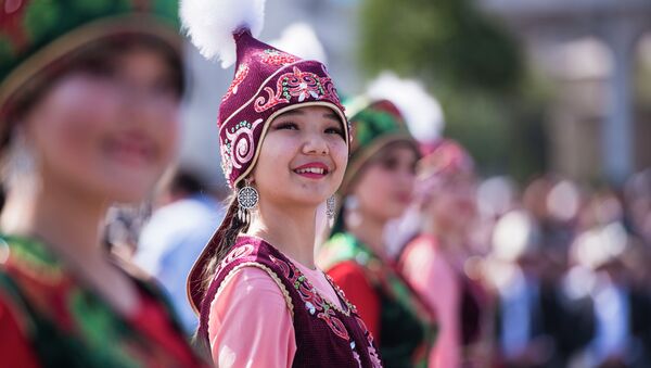 Девушка в национальном костюме. Архивное фото - Sputnik Кыргызстан