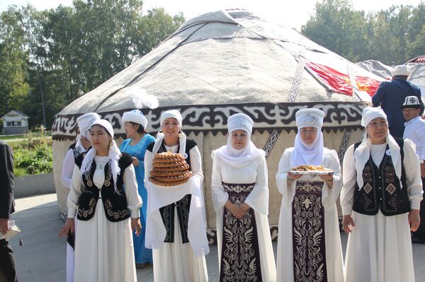 Городок из юрт — как в Москве отметили День независимости Кыргызстана. Фото Городок из юрт — как в Москве отметили День независимости Кыргызстана. Фото - Sputnik Кыргызстан