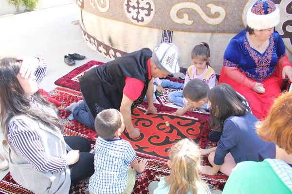 Городок из юрт — как в Москве отметили День независимости Кыргызстана. Фото Городок из юрт — как в Москве отметили День независимости Кыргызстана. Фото - Sputnik Кыргызстан