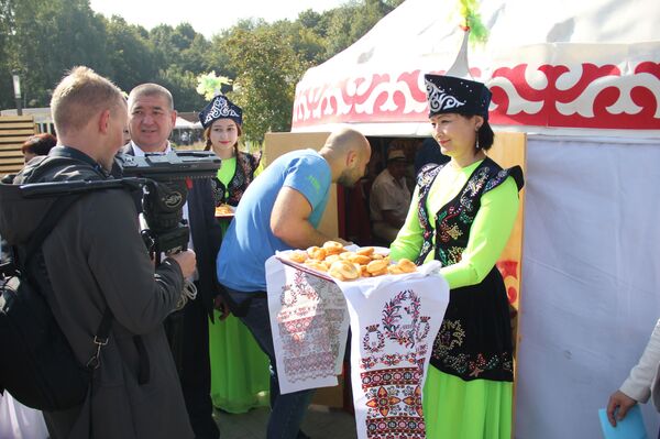 Городок из юрт — как в Москве отметили День независимости Кыргызстана. Фото Городок из юрт — как в Москве отметили День независимости Кыргызстана. Фото - Sputnik Кыргызстан