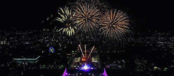 Праздничный салют в честь празднования Дня независимости Кыргызстана Праздничный салют в честь празднования Дня независимости Кыргызстана - Sputnik Кыргызстан