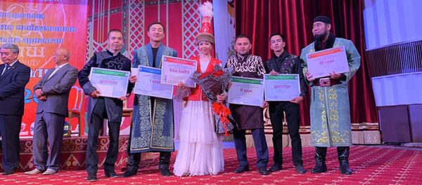 Залкар акын Алымкул Үсөнбаевдин 125 жылдыгына жана мамлекеттик тил мыйзамынын 30 жылдыгына арналып уюштурулган XIII эл аралык айтыштын жеңүүчүлөрү аныкталды - Sputnik Кыргызстан