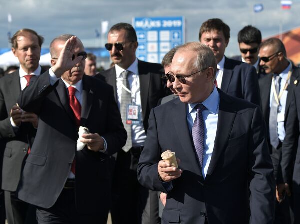 Президент РФ В. Путин и президент Турции Р. Т. Эрдоган посетили авиасалон МАКС 2019 - Sputnik Кыргызстан