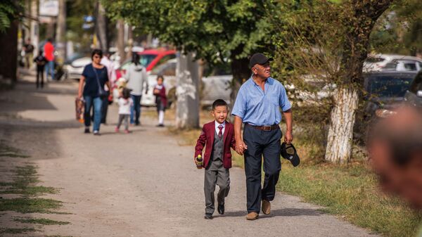 Отец с сыном в день знаний в Бишкеке. Архивное фото - Sputnik Кыргызстан