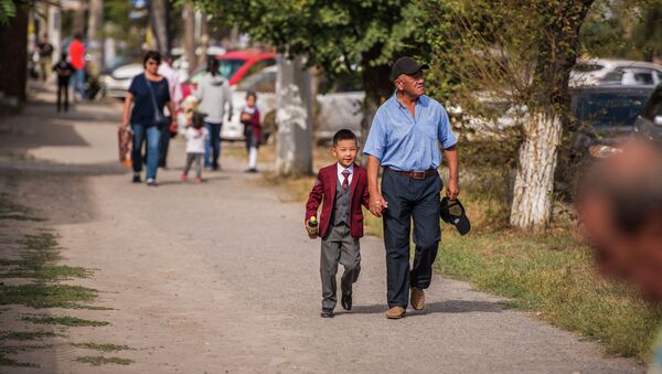 Отец с сыном в день знаний в Бишкеке. Архивное фото - Sputnik Кыргызстан