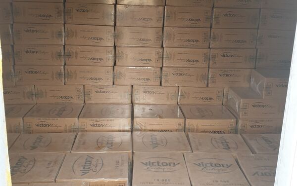 Сотрудники Госкомитета национальной безопасности выявили в Бишкеке склады с незаконно хранящимися тысячами коробок с блоками сигарет - Sputnik Кыргызстан