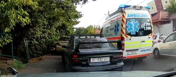 Доброе видео — в Бишкеке водители пропустили скорую во время затора Доброе видео — в Бишкеке водители пропустили скорую во время затора - Sputnik Кыргызстан