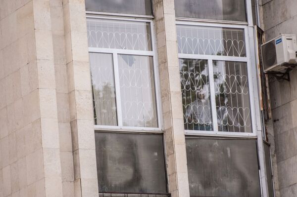 Атамбаев помахал сторонникам, находясь в ГКНБ, — видео и фото - Sputnik Кыргызстан