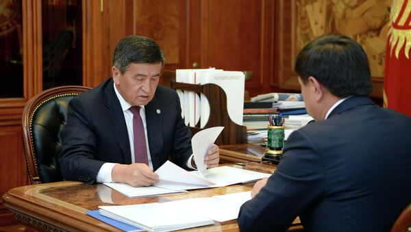 Встреча президента Сооронбая Жээнбекова с премьер-министром Мухаммедкалыем Абылгазиевым - Sputnik Кыргызстан