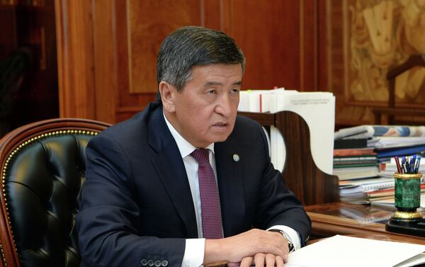 Сегодня состоялась встреча президента с премьер-министром Мухаммедкалыем Абылгазиевым. Они обменялись мнениями о мерах социально-экономического развития страны, реализации социально-экономических, инфраструктурных проектов. - Sputnik Кыргызстан