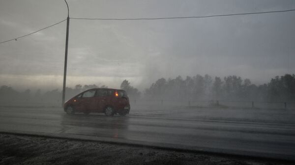 Автомобили едут по дороге во время грозы с порывистым ветром. Архивное фото - Sputnik Кыргызстан