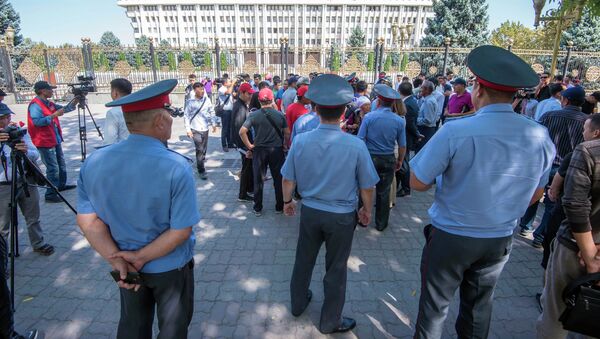 Митинг родных и близких, пострадавших от жестокого избиения у здания ЖК - Sputnik Кыргызстан