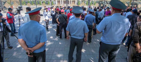 Митинг родных и близких, пострадавших от жестокого избиения у здания ЖК - Sputnik Кыргызстан