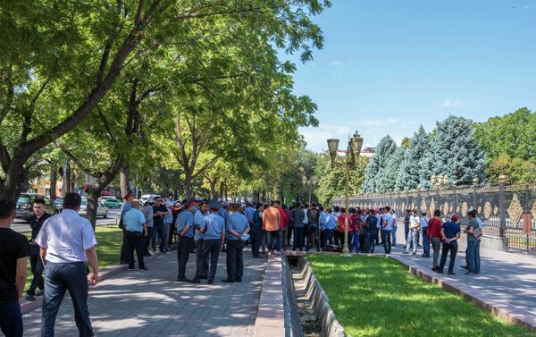 Митинг родных и близких, пострадавших от жестокого избиения у здания ЖК - Sputnik Кыргызстан