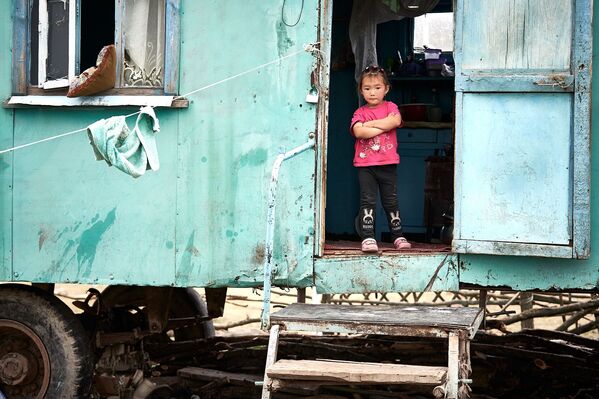 Местная девочка, запечатленная ирландским фотографом Ричардом Ватсоном во время путешествия по Киргизии - Sputnik Кыргызстан
