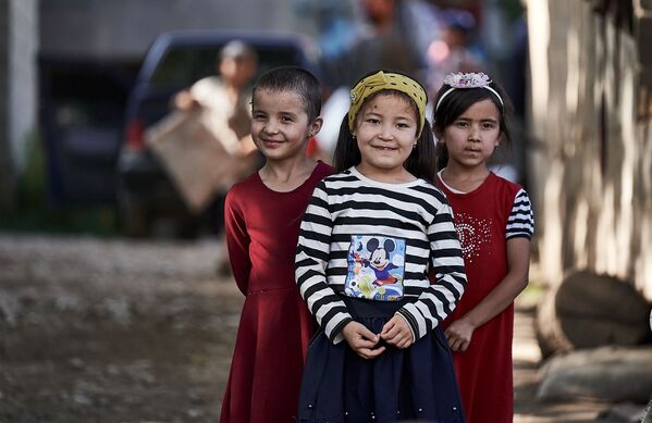 Местные дети, запечатленные ирландским фотографом Ричардом Ватсоном во время путешествия по Киргизии - Sputnik Кыргызстан
