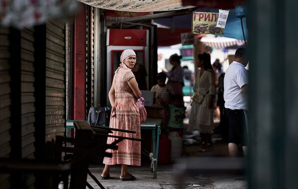 Покупательница на рынке, Киргизия - Sputnik Кыргызстан