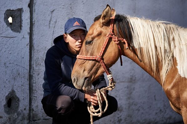 Молодой мужчина продает лошадь на крупнейшем рынке животных в Киргизии - Sputnik Кыргызстан