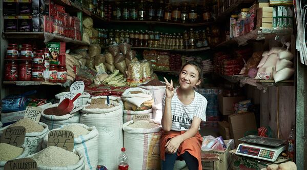 Молодая продавщица торгует бакалеей на главном рынке в Оше, Киргизия - Sputnik Кыргызстан
