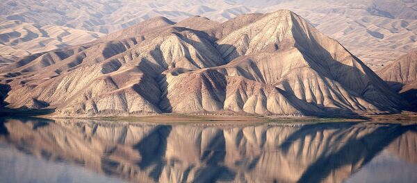 Горы отражаются в воде в Киргизии - Sputnik Кыргызстан