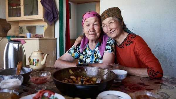 Пожилые женщины в доме одной из них в Киргизии - Sputnik Кыргызстан