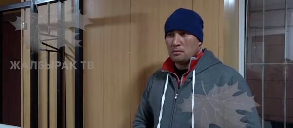 Эки эркекти мыкаачылык менен сабаган кишилер милиция өздөрү келди. Видео - Sputnik Кыргызстан