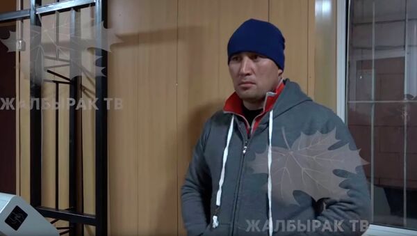 Эки эркекти мыкаачылык менен сабаган кишилер милиция өздөрү келди. Видео - Sputnik Кыргызстан