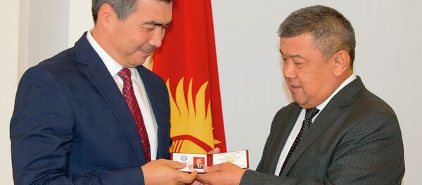 Вручение депутатского значка и удостоверения Бектену Сыдыгалиева - Sputnik Кыргызстан