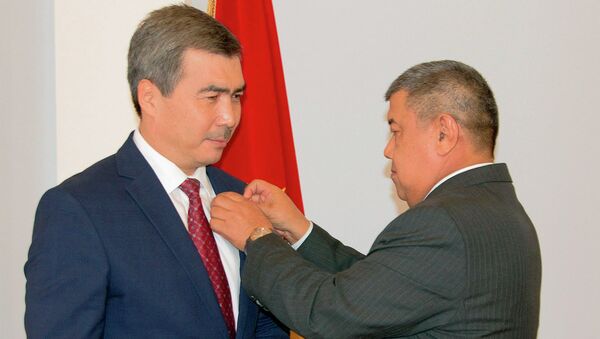 Вручение депутатского значка и удостоверения Бектену Сыдыгалиева - Sputnik Кыргызстан