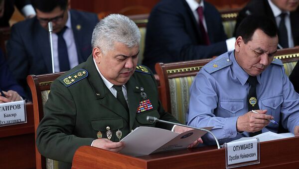 Председатель Государственного комитета национальной безопасности Орозбек Опумбаев (слева). Архивное фото - Sputnik Кыргызстан