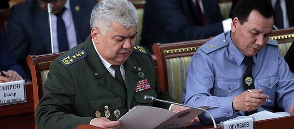 Председатель Государственного комитета национальной безопасности Орозбек Опумбаев (слева). Архивное фото - Sputnik Кыргызстан