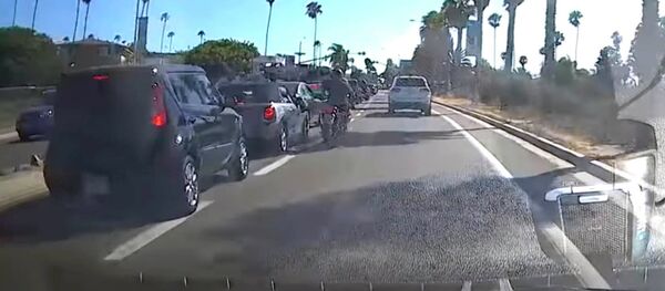 Мотоциклист на ходу пнул автомобиль и мгновенно поплатился за это. Видео - Sputnik Кыргызстан