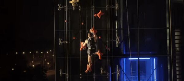 Скалолаз пробежал по стене за 12 секунд — был быстрее лифта. Видео - Sputnik Кыргызстан