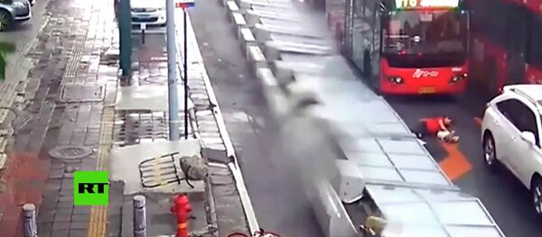 Ветер обрушил длинный забор на проходивших мимо людей — пугающее видео - Sputnik Кыргызстан