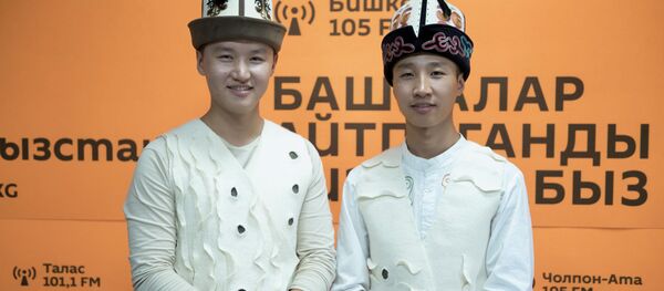 Комузчу Эламан (солдо) жана Айбек Каныбековдор - Sputnik Кыргызстан