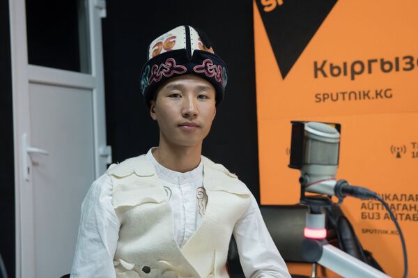 Комузчу Эламан, Айбек Каныбековдор: 20 мүнөттө беш миң доллар таптык - Sputnik Кыргызстан