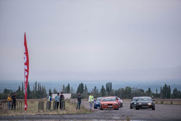 Спорттук унаалардын айдоочулары автожарышка ушул жерден старт алышты - Sputnik Кыргызстан