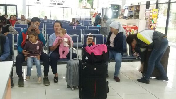 Пассажиры в зале ожидания в аэропорту Оша, после задержания рейса авиакомпании Уральские авиалинии - Sputnik Кыргызстан