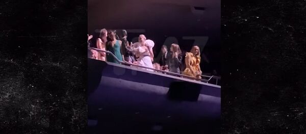 Дженнифер Лопес чуть не упала с балкона — момент попал на видео - Sputnik Кыргызстан