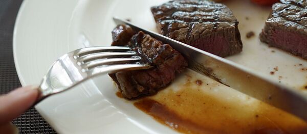 Тамактанып жаткан адам. Архив - Sputnik Кыргызстан