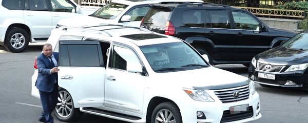 На каких машинах депутаты Жогорку Кенеша приезжают на работу — видео На каких машинах депутаты Жогорку Кенеша приезжают на работу — видео - Sputnik Кыргызстан