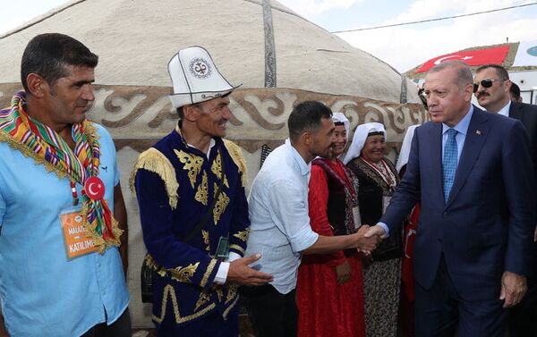 Этнические кыргызы турецкой провинции Ван надели чапан на Реджепа Тайипа Эрдогана в ходе торжественных мероприятий в Малазгирте - Sputnik Кыргызстан