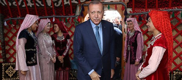 Түркиянын президенти Режеп Тайип Эрдоган Малазгирт жеңишинин 948-жылдыгын белгилөө иш-чарасында Ван кыргыздарынын боз үйүнөн даам сызды - Sputnik Кыргызстан