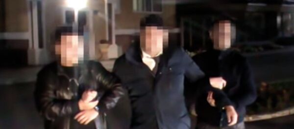 Казахстанского чиновника задержали на улице с пакетом денег — видео - Sputnik Кыргызстан