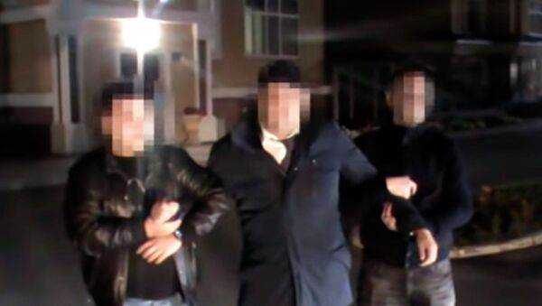 Казахстанского чиновника задержали на улице с пакетом денег — видео - Sputnik Кыргызстан