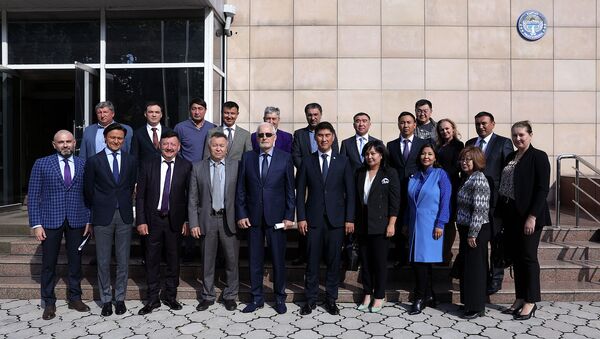 Совещание с почетными консулами иностранных государств с участием МИД КР Чингиза Айдарбекова - Sputnik Кыргызстан