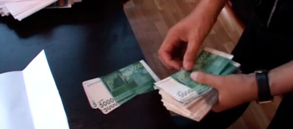 В КР задержали военного комиссара и обыскали его кабинет — видео В КР задержали военного комиссара и обыскали его кабинет — видео - Sputnik Кыргызстан