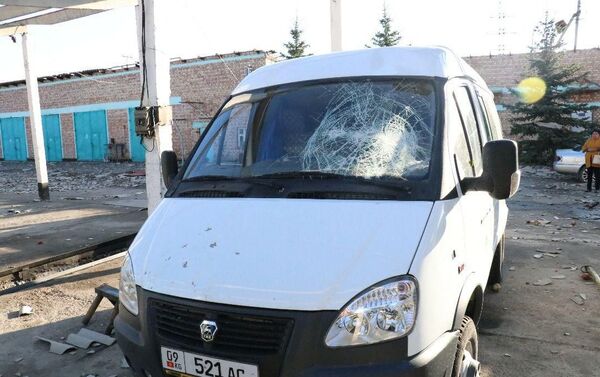 Повреждены около 25 жилых домов (разбиты стекла, сорваны крыши) и несколько автомобилей. - Sputnik Кыргызстан