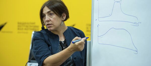 Медиаменеджер и продюсер из России Наталья Лосева во время мастер-класса для журналистов кыргызстанских СМИ в рамках международной программы SputnikPro - Sputnik Кыргызстан